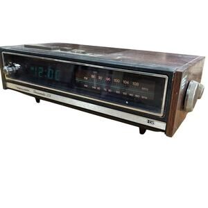 1980s Realistic model 12-1513 Chromatic 208 clock FM/AM radio  Alarm Radio Shack